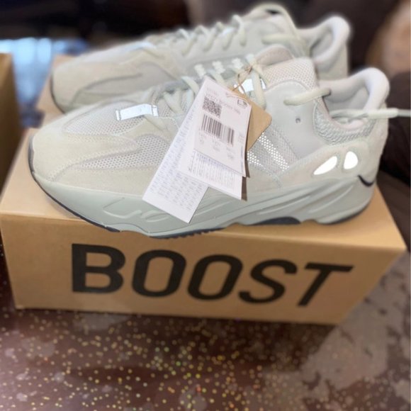 Yeezy boost 700 \